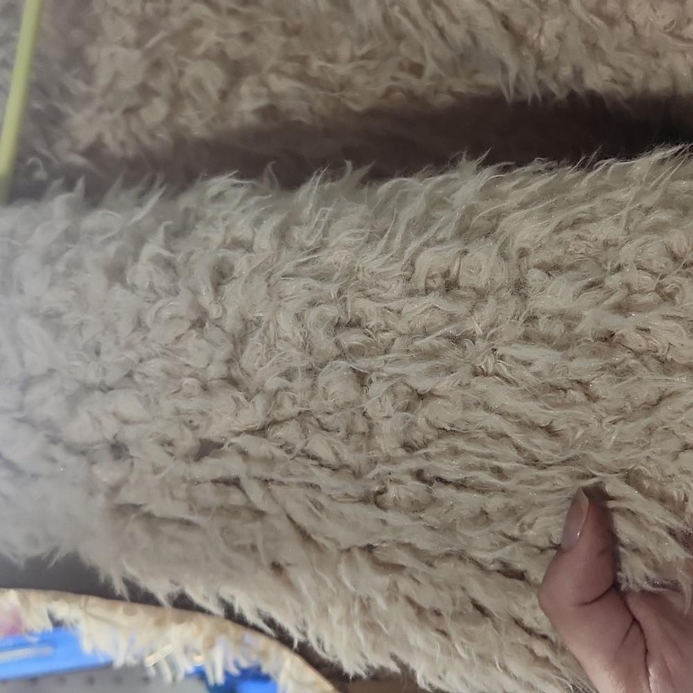 Stylish Tan Vest with Cream Fur Trim - Picture 2 of 3
